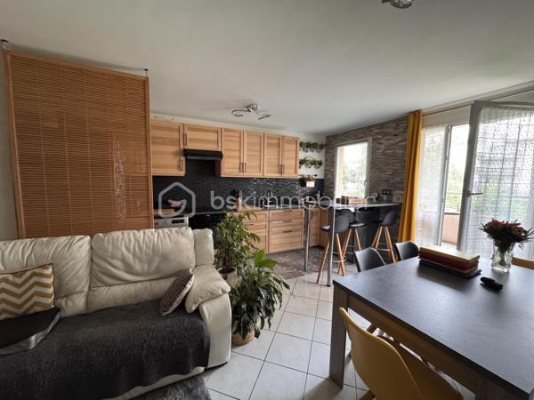 Situé dans le secteur recherché du Vert-Galant, à moins de 10minutes à pied de la gare RER B, et à proximité des commerces, découvrez cet agréable appartement 3 pièces sans travaux de 60m² offrant un cadre de vie idéal pour un couple, une famille ou un investisseur.

Au 1er étage d’une résidence entretenue construite en 2000, ce bien se compose 
-D’une entrée
-D’un vaste séjour avec cuisine ouverte d’environ 26 m² 
-De deux belles chambres
-D'une salle d’eau moderne ainsi que d’un WC indépendant.

Vous profiterez également d’un balcon d'environ 4m², véritable prolongement de l’espace de vie, idéal pour vos moments de détente.

Les atouts du bien :
-Appartement lumineux et soigneusement rénové 
-Séjour avec cuisine ouverte de plus de 26 m²
-2 chambres confortables
-Balcon
-Chauffage électrique individuel
-DPE C, gage de faibles dépenses au quotidien
-Installation électrique sans anomalie
-Stationnement privatif en sous-sol

À quelques minutes à pied de la gare RER B Vert-Galant, des commerces de proximité, et des principaux axes routiers, permettant un accès rapide à Paris, à l’aéroport Roissy-Charles-de-Gaulle et aux zones d’activités environnantes.