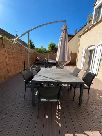 COUP DE COEUR pour cette jolie maison!  Dès l'entrée vous serez séduit par l'espace SÉJOUR SALLE À MANGER  et CUISINE ouvrant sur une terrasse agréable et sans vis- à- vis. Un walter-closet et un BOX complètent le rez -de -chaussée. Le box attenant à la maison a été aménagé en buanderie et rangements.
A l'étage vous trouverez TROIS GRANDES CHAMBRES  dont une SUITE PARENTALE  avec SALLE DE BAIN ainsi qu'un walter-closet séparé et une SALLE D'EAU SPACIEUSE.
- Possibilité de faire les combles avec une superficie de 20m2 loi carrez.
- 2 PLACES en enfilade devant la maison et un parking visiteur 

Les +++ 
- DPE A
- Fenêtres doubles vitrages et volets roulants
- Climatisation réversible dans toutes les pièces

A VISITER SANS TARDER!