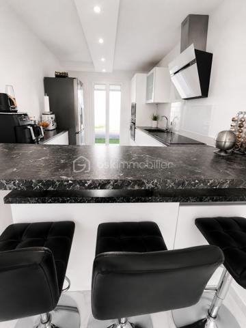 COUP DE COEUR pour cette jolie maison!  Dès l'entrée vous serez séduit par l'espace SÉJOUR SALLE À MANGER  et CUISINE ouvrant sur une terrasse agréable et sans vis- à- vis. Un walter-closet et un BOX complètent le rez -de -chaussée. Le box attenant à la maison a été aménagé en buanderie et rangements.
A l'étage vous trouverez TROIS GRANDES CHAMBRES  dont une SUITE PARENTALE  avec SALLE DE BAIN ainsi qu'un walter-closet séparé et une SALLE D'EAU SPACIEUSE.
- Possibilité de faire les combles avec une superficie de 20m2 loi carrez.
- 2 PLACES en enfilade devant la maison et un parking visiteur 

Les +++ 
- DPE A
- Fenêtres doubles vitrages et volets roulants
- Climatisation réversible dans toutes les pièces

A VISITER SANS TARDER!
