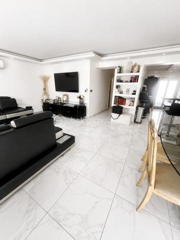 COUP DE COEUR pour cette jolie maison!  Dès l'entrée vous serez séduit par l'espace SÉJOUR SALLE À MANGER  et CUISINE ouvrant sur une terrasse agréable et sans vis- à- vis. Un walter-closet et un BOX complètent le rez -de -chaussée. Le box attenant à la maison a été aménagé en buanderie et rangements.
A l'étage vous trouverez TROIS GRANDES CHAMBRES  dont une SUITE PARENTALE  avec SALLE DE BAIN ainsi qu'un walter-closet séparé et une SALLE D'EAU SPACIEUSE.
- Possibilité de faire les combles avec une superficie de 20m2 loi carrez.
- 2 PLACES en enfilade devant la maison et un parking visiteur 

Les +++ 
- DPE A
- Fenêtres doubles vitrages et volets roulants
- Climatisation réversible dans toutes les pièces

A VISITER SANS TARDER!
