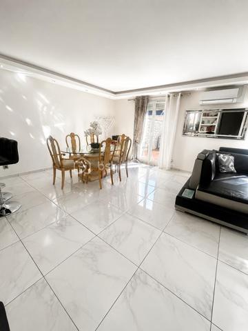 COUP DE COEUR pour cette jolie maison!  Dès l'entrée vous serez séduit par l'espace SÉJOUR SALLE À MANGER  et CUISINE ouvrant sur une terrasse agréable et sans vis- à- vis. Un walter-closet et un BOX complètent le rez -de -chaussée. Le box attenant à la maison a été aménagé en buanderie et rangements.
A l'étage vous trouverez TROIS GRANDES CHAMBRES  dont une SUITE PARENTALE  avec SALLE DE BAIN ainsi qu'un walter-closet séparé et une SALLE D'EAU SPACIEUSE.
- Possibilité de faire les combles avec une superficie de 20m2 loi carrez.
- 2 PLACES en enfilade devant la maison et un parking visiteur 

Les +++ 
- DPE A
- Fenêtres doubles vitrages et volets roulants
- Climatisation réversible dans toutes les pièces

A VISITER SANS TARDER!