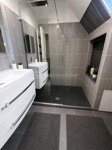 COUP DE COEUR pour cette jolie maison!  Dès l'entrée vous serez séduit par l'espace SÉJOUR SALLE À MANGER  et CUISINE ouvrant sur une terrasse agréable et sans vis- à- vis. Un walter-closet et un BOX complètent le rez -de -chaussée. Le box attenant à la maison a été aménagé en buanderie et rangements.
A l'étage vous trouverez TROIS GRANDES CHAMBRES  dont une SUITE PARENTALE  avec SALLE DE BAIN ainsi qu'un walter-closet séparé et une SALLE D'EAU SPACIEUSE.
- Possibilité de faire les combles avec une superficie de 20m2 loi carrez.
- 2 PLACES en enfilade devant la maison et un parking visiteur 

Les +++ 
- DPE A
- Fenêtres doubles vitrages et volets roulants
- Climatisation réversible dans toutes les pièces

A VISITER SANS TARDER!