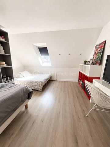 COUP DE COEUR pour cette jolie maison!  Dès l'entrée vous serez séduit par l'espace SÉJOUR SALLE À MANGER  et CUISINE ouvrant sur une terrasse agréable et sans vis- à- vis. Un walter-closet et un BOX complètent le rez -de -chaussée. Le box attenant à la maison a été aménagé en buanderie et rangements.
A l'étage vous trouverez TROIS GRANDES CHAMBRES  dont une SUITE PARENTALE  avec SALLE DE BAIN ainsi qu'un walter-closet séparé et une SALLE D'EAU SPACIEUSE.
- Possibilité de faire les combles avec une superficie de 20m2 loi carrez.
- 2 PLACES en enfilade devant la maison et un parking visiteur 

Les +++ 
- DPE A
- Fenêtres doubles vitrages et volets roulants
- Climatisation réversible dans toutes les pièces

A VISITER SANS TARDER!