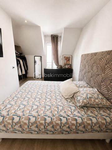 COUP DE COEUR pour cette jolie maison!  Dès l'entrée vous serez séduit par l'espace SÉJOUR SALLE À MANGER  et CUISINE ouvrant sur une terrasse agréable et sans vis- à- vis. Un walter-closet et un BOX complètent le rez -de -chaussée. Le box attenant à la maison a été aménagé en buanderie et rangements.
A l'étage vous trouverez TROIS GRANDES CHAMBRES  dont une SUITE PARENTALE  avec SALLE DE BAIN ainsi qu'un walter-closet séparé et une SALLE D'EAU SPACIEUSE.
- Possibilité de faire les combles avec une superficie de 20m2 loi carrez.
- 2 PLACES en enfilade devant la maison et un parking visiteur 

Les +++ 
- DPE A
- Fenêtres doubles vitrages et volets roulants
- Climatisation réversible dans toutes les pièces

A VISITER SANS TARDER!