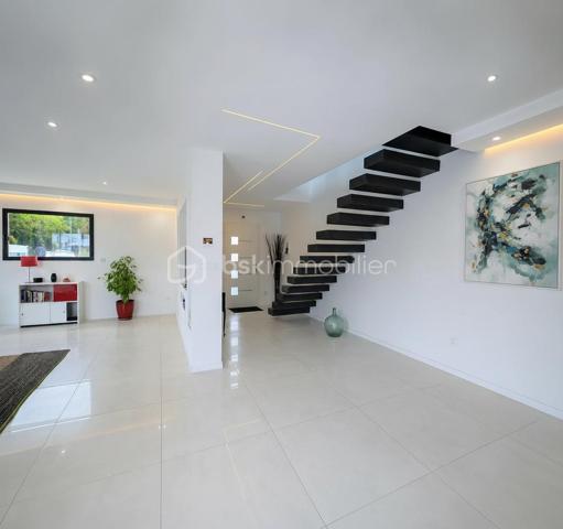 Découvrez cette magnifique maison contemporaine de 142 m², construite en 2024, idéalement située sur la commune recherchée de Saint-Erblon, au sein de Rennes Métropole. Un bien aux prestations soignées, pensé pour offrir confort, luminosité et qualité de vie au quotidien.

Implantée sur une parcelle de 401 m² dans un environnement calme et résidentiel, cette maison séduit dès l’entrée par ses beaux volumes et sa luminosité exceptionnelle.

Au rez-de-chaussée, vous profiterez d’une vaste pièce de vie de plus de 55 m² baignée de lumière grâce à ses larges ouvertures sur l’extérieur, avec une cuisine ouverte idéale pour partager des moments conviviaux. Une suite parentale avec dressing et salle d’eau privative complète ce niveau, ainsi qu’une buanderie pratique et des WC indépendants.

À l’étage, une belle mezzanine dessert trois chambres confortables, dont plusieurs avec accès à une terrasse privative. Vous y trouverez également une grande salle de bains équipée d’une baignoire et d’une douche à l’italienne, ainsi qu’un second WC séparé.

Les atouts qui font la différence :
• Construction récente (2024), aucun travaux à prévoir
• Jardin exposé plein sud
• Grande terrasse idéale pour recevoir famille et amis
• Garage attenant
• Suite parentale au rez-de-chaussée
• Excellente performance énergétique (DPE A)

Un emplacement privilégié avec toutes les commodités à proximité immédiate : écoles, collège, commerces et transports STAR facilitant vos déplacements vers Rennes.

Une maison clé en main, aux prestations actuelles et soignées, idéale pour accueillir votre famille dans un cadre de vie privilégié.

À découvrir sans tarder.