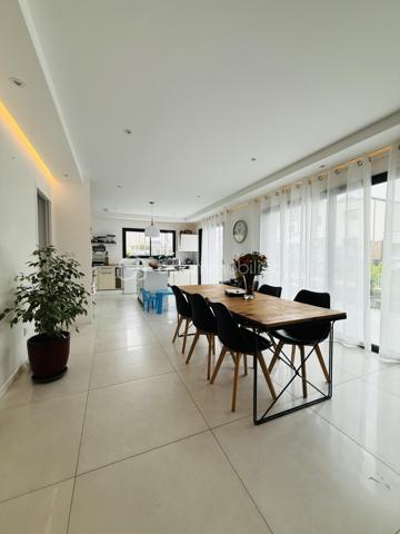 Découvrez cette magnifique maison contemporaine de 142 m², construite en 2024, idéalement située sur la commune recherchée de Saint-Erblon, au sein de Rennes Métropole. Un bien aux prestations soignées, pensé pour offrir confort, luminosité et qualité de vie au quotidien.

Implantée sur une parcelle de 401 m² dans un environnement calme et résidentiel, cette maison séduit dès l’entrée par ses beaux volumes et sa luminosité exceptionnelle.

Au rez-de-chaussée, vous profiterez d’une vaste pièce de vie de plus de 55 m² baignée de lumière grâce à ses larges ouvertures sur l’extérieur, avec une cuisine ouverte idéale pour partager des moments conviviaux. Une suite parentale avec dressing et salle d’eau privative complète ce niveau, ainsi qu’une buanderie pratique et des WC indépendants.

À l’étage, une belle mezzanine dessert trois chambres confortables, dont plusieurs avec accès à une terrasse privative. Vous y trouverez également une grande salle de bains équipée d’une baignoire et d’une douche à l’italienne, ainsi qu’un second WC séparé.

Les atouts qui font la différence :
• Construction récente (2024), aucun travaux à prévoir
• Jardin exposé plein sud
• Grande terrasse idéale pour recevoir famille et amis
• Garage attenant
• Suite parentale au rez-de-chaussée
• Excellente performance énergétique (DPE A)

Un emplacement privilégié avec toutes les commodités à proximité immédiate : écoles, collège, commerces et transports STAR facilitant vos déplacements vers Rennes.

Une maison clé en main, aux prestations actuelles et soignées, idéale pour accueillir votre famille dans un cadre de vie privilégié.

À découvrir sans tarder.