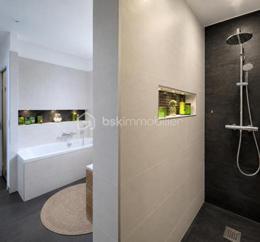 Découvrez cette magnifique maison contemporaine de 142 m², construite en 2024, idéalement située sur la commune recherchée de Saint-Erblon, au sein de Rennes Métropole. Un bien aux prestations soignées, pensé pour offrir confort, luminosité et qualité de vie au quotidien.

Implantée sur une parcelle de 401 m² dans un environnement calme et résidentiel, cette maison séduit dès l’entrée par ses beaux volumes et sa luminosité exceptionnelle.

Au rez-de-chaussée, vous profiterez d’une vaste pièce de vie de plus de 55 m² baignée de lumière grâce à ses larges ouvertures sur l’extérieur, avec une cuisine ouverte idéale pour partager des moments conviviaux. Une suite parentale avec dressing et salle d’eau privative complète ce niveau, ainsi qu’une buanderie pratique et des WC indépendants.

À l’étage, une belle mezzanine dessert trois chambres confortables, dont plusieurs avec accès à une terrasse privative. Vous y trouverez également une grande salle de bains équipée d’une baignoire et d’une douche à l’italienne, ainsi qu’un second WC séparé.

Les atouts qui font la différence :
• Construction récente (2024), aucun travaux à prévoir
• Jardin exposé plein sud
• Grande terrasse idéale pour recevoir famille et amis
• Garage attenant
• Suite parentale au rez-de-chaussée
• Excellente performance énergétique (DPE A)

Un emplacement privilégié avec toutes les commodités à proximité immédiate : écoles, collège, commerces et transports STAR facilitant vos déplacements vers Rennes.

Une maison clé en main, aux prestations actuelles et soignées, idéale pour accueillir votre famille dans un cadre de vie privilégié.

À découvrir sans tarder.