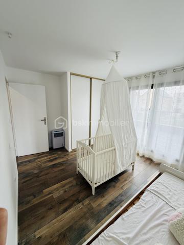 Découvrez cette magnifique maison contemporaine de 142 m², construite en 2024, idéalement située sur la commune recherchée de Saint-Erblon, au sein de Rennes Métropole. Un bien aux prestations soignées, pensé pour offrir confort, luminosité et qualité de vie au quotidien.

Implantée sur une parcelle de 401 m² dans un environnement calme et résidentiel, cette maison séduit dès l’entrée par ses beaux volumes et sa luminosité exceptionnelle.

Au rez-de-chaussée, vous profiterez d’une vaste pièce de vie de plus de 55 m² baignée de lumière grâce à ses larges ouvertures sur l’extérieur, avec une cuisine ouverte idéale pour partager des moments conviviaux. Une suite parentale avec dressing et salle d’eau privative complète ce niveau, ainsi qu’une buanderie pratique et des WC indépendants.

À l’étage, une belle mezzanine dessert trois chambres confortables, dont plusieurs avec accès à une terrasse privative. Vous y trouverez également une grande salle de bains équipée d’une baignoire et d’une douche à l’italienne, ainsi qu’un second WC séparé.

Les atouts qui font la différence :
• Construction récente (2024), aucun travaux à prévoir
• Jardin exposé plein sud
• Grande terrasse idéale pour recevoir famille et amis
• Garage attenant
• Suite parentale au rez-de-chaussée
• Excellente performance énergétique (DPE A)

Un emplacement privilégié avec toutes les commodités à proximité immédiate : écoles, collège, commerces et transports STAR facilitant vos déplacements vers Rennes.

Une maison clé en main, aux prestations actuelles et soignées, idéale pour accueillir votre famille dans un cadre de vie privilégié.

À découvrir sans tarder.