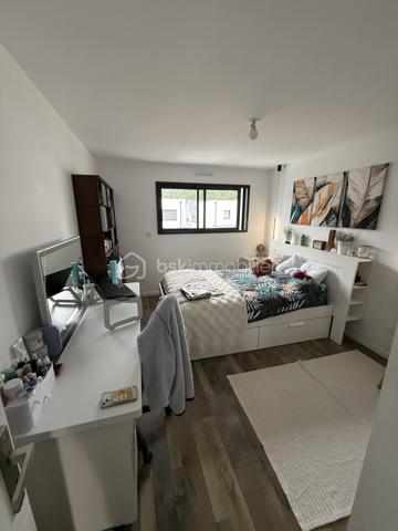 Découvrez cette magnifique maison contemporaine de 142 m², construite en 2024, idéalement située sur la commune recherchée de Saint-Erblon, au sein de Rennes Métropole. Un bien aux prestations soignées, pensé pour offrir confort, luminosité et qualité de vie au quotidien.

Implantée sur une parcelle de 401 m² dans un environnement calme et résidentiel, cette maison séduit dès l’entrée par ses beaux volumes et sa luminosité exceptionnelle.

Au rez-de-chaussée, vous profiterez d’une vaste pièce de vie de plus de 55 m² baignée de lumière grâce à ses larges ouvertures sur l’extérieur, avec une cuisine ouverte idéale pour partager des moments conviviaux. Une suite parentale avec dressing et salle d’eau privative complète ce niveau, ainsi qu’une buanderie pratique et des WC indépendants.

À l’étage, une belle mezzanine dessert trois chambres confortables, dont plusieurs avec accès à une terrasse privative. Vous y trouverez également une grande salle de bains équipée d’une baignoire et d’une douche à l’italienne, ainsi qu’un second WC séparé.

Les atouts qui font la différence :
• Construction récente (2024), aucun travaux à prévoir
• Jardin exposé plein sud
• Grande terrasse idéale pour recevoir famille et amis
• Garage attenant
• Suite parentale au rez-de-chaussée
• Excellente performance énergétique (DPE A)

Un emplacement privilégié avec toutes les commodités à proximité immédiate : écoles, collège, commerces et transports STAR facilitant vos déplacements vers Rennes.

Une maison clé en main, aux prestations actuelles et soignées, idéale pour accueillir votre famille dans un cadre de vie privilégié.

À découvrir sans tarder.