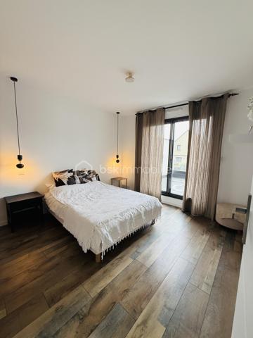 Découvrez cette magnifique maison contemporaine de 142 m², construite en 2024, idéalement située sur la commune recherchée de Saint-Erblon, au sein de Rennes Métropole. Un bien aux prestations soignées, pensé pour offrir confort, luminosité et qualité de vie au quotidien.

Implantée sur une parcelle de 401 m² dans un environnement calme et résidentiel, cette maison séduit dès l’entrée par ses beaux volumes et sa luminosité exceptionnelle.

Au rez-de-chaussée, vous profiterez d’une vaste pièce de vie de plus de 55 m² baignée de lumière grâce à ses larges ouvertures sur l’extérieur, avec une cuisine ouverte idéale pour partager des moments conviviaux. Une suite parentale avec dressing et salle d’eau privative complète ce niveau, ainsi qu’une buanderie pratique et des WC indépendants.

À l’étage, une belle mezzanine dessert trois chambres confortables, dont plusieurs avec accès à une terrasse privative. Vous y trouverez également une grande salle de bains équipée d’une baignoire et d’une douche à l’italienne, ainsi qu’un second WC séparé.

Les atouts qui font la différence :
• Construction récente (2024), aucun travaux à prévoir
• Jardin exposé plein sud
• Grande terrasse idéale pour recevoir famille et amis
• Garage attenant
• Suite parentale au rez-de-chaussée
• Excellente performance énergétique (DPE A)

Un emplacement privilégié avec toutes les commodités à proximité immédiate : écoles, collège, commerces et transports STAR facilitant vos déplacements vers Rennes.

Une maison clé en main, aux prestations actuelles et soignées, idéale pour accueillir votre famille dans un cadre de vie privilégié.

À découvrir sans tarder.