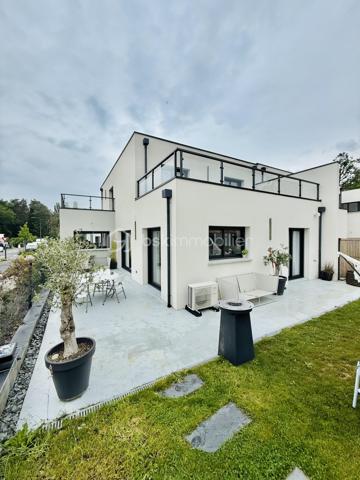Découvrez cette magnifique maison contemporaine de 142 m², construite en 2024, idéalement située sur la commune recherchée de Saint-Erblon, au sein de Rennes Métropole. Un bien aux prestations soignées, pensé pour offrir confort, luminosité et qualité de vie au quotidien.

Implantée sur une parcelle de 401 m² dans un environnement calme et résidentiel, cette maison séduit dès l’entrée par ses beaux volumes et sa luminosité exceptionnelle.

Au rez-de-chaussée, vous profiterez d’une vaste pièce de vie de plus de 55 m² baignée de lumière grâce à ses larges ouvertures sur l’extérieur, avec une cuisine ouverte idéale pour partager des moments conviviaux. Une suite parentale avec dressing et salle d’eau privative complète ce niveau, ainsi qu’une buanderie pratique et des WC indépendants.

À l’étage, une belle mezzanine dessert trois chambres confortables, dont plusieurs avec accès à une terrasse privative. Vous y trouverez également une grande salle de bains équipée d’une baignoire et d’une douche à l’italienne, ainsi qu’un second WC séparé.

Les atouts qui font la différence :
• Construction récente (2024), aucun travaux à prévoir
• Jardin exposé plein sud
• Grande terrasse idéale pour recevoir famille et amis
• Garage attenant
• Suite parentale au rez-de-chaussée
• Excellente performance énergétique (DPE A)

Un emplacement privilégié avec toutes les commodités à proximité immédiate : écoles, collège, commerces et transports STAR facilitant vos déplacements vers Rennes.

Une maison clé en main, aux prestations actuelles et soignées, idéale pour accueillir votre famille dans un cadre de vie privilégié.

À découvrir sans tarder.