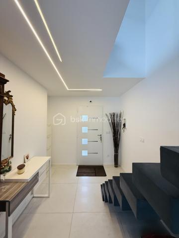 Découvrez cette magnifique maison contemporaine de 142 m², construite en 2024, idéalement située sur la commune recherchée de Saint-Erblon, au sein de Rennes Métropole. Un bien aux prestations soignées, pensé pour offrir confort, luminosité et qualité de vie au quotidien.

Implantée sur une parcelle de 401 m² dans un environnement calme et résidentiel, cette maison séduit dès l’entrée par ses beaux volumes et sa luminosité exceptionnelle.

Au rez-de-chaussée, vous profiterez d’une vaste pièce de vie de plus de 55 m² baignée de lumière grâce à ses larges ouvertures sur l’extérieur, avec une cuisine ouverte idéale pour partager des moments conviviaux. Une suite parentale avec dressing et salle d’eau privative complète ce niveau, ainsi qu’une buanderie pratique et des WC indépendants.

À l’étage, une belle mezzanine dessert trois chambres confortables, dont plusieurs avec accès à une terrasse privative. Vous y trouverez également une grande salle de bains équipée d’une baignoire et d’une douche à l’italienne, ainsi qu’un second WC séparé.

Les atouts qui font la différence :
• Construction récente (2024), aucun travaux à prévoir
• Jardin exposé plein sud
• Grande terrasse idéale pour recevoir famille et amis
• Garage attenant
• Suite parentale au rez-de-chaussée
• Excellente performance énergétique (DPE A)

Un emplacement privilégié avec toutes les commodités à proximité immédiate : écoles, collège, commerces et transports STAR facilitant vos déplacements vers Rennes.

Une maison clé en main, aux prestations actuelles et soignées, idéale pour accueillir votre famille dans un cadre de vie privilégié.

À découvrir sans tarder.