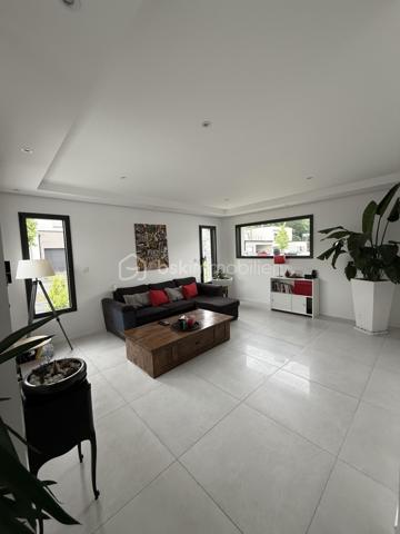Découvrez cette magnifique maison contemporaine de 142 m², construite en 2024, idéalement située sur la commune recherchée de Saint-Erblon, au sein de Rennes Métropole. Un bien aux prestations soignées, pensé pour offrir confort, luminosité et qualité de vie au quotidien.

Implantée sur une parcelle de 401 m² dans un environnement calme et résidentiel, cette maison séduit dès l’entrée par ses beaux volumes et sa luminosité exceptionnelle.

Au rez-de-chaussée, vous profiterez d’une vaste pièce de vie de plus de 55 m² baignée de lumière grâce à ses larges ouvertures sur l’extérieur, avec une cuisine ouverte idéale pour partager des moments conviviaux. Une suite parentale avec dressing et salle d’eau privative complète ce niveau, ainsi qu’une buanderie pratique et des WC indépendants.

À l’étage, une belle mezzanine dessert trois chambres confortables, dont plusieurs avec accès à une terrasse privative. Vous y trouverez également une grande salle de bains équipée d’une baignoire et d’une douche à l’italienne, ainsi qu’un second WC séparé.

Les atouts qui font la différence :
• Construction récente (2024), aucun travaux à prévoir
• Jardin exposé plein sud
• Grande terrasse idéale pour recevoir famille et amis
• Garage attenant
• Suite parentale au rez-de-chaussée
• Excellente performance énergétique (DPE A)

Un emplacement privilégié avec toutes les commodités à proximité immédiate : écoles, collège, commerces et transports STAR facilitant vos déplacements vers Rennes.

Une maison clé en main, aux prestations actuelles et soignées, idéale pour accueillir votre famille dans un cadre de vie privilégié.

À découvrir sans tarder.