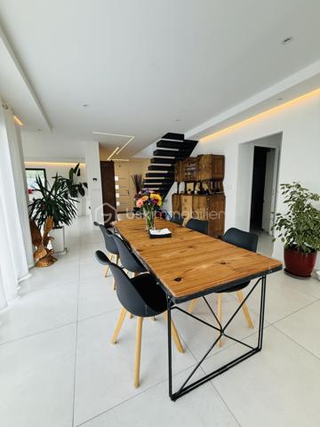 Découvrez cette magnifique maison contemporaine de 142 m², construite en 2024, idéalement située sur la commune recherchée de Saint-Erblon, au sein de Rennes Métropole. Un bien aux prestations soignées, pensé pour offrir confort, luminosité et qualité de vie au quotidien.

Implantée sur une parcelle de 401 m² dans un environnement calme et résidentiel, cette maison séduit dès l’entrée par ses beaux volumes et sa luminosité exceptionnelle.

Au rez-de-chaussée, vous profiterez d’une vaste pièce de vie de plus de 55 m² baignée de lumière grâce à ses larges ouvertures sur l’extérieur, avec une cuisine ouverte idéale pour partager des moments conviviaux. Une suite parentale avec dressing et salle d’eau privative complète ce niveau, ainsi qu’une buanderie pratique et des WC indépendants.

À l’étage, une belle mezzanine dessert trois chambres confortables, dont plusieurs avec accès à une terrasse privative. Vous y trouverez également une grande salle de bains équipée d’une baignoire et d’une douche à l’italienne, ainsi qu’un second WC séparé.

Les atouts qui font la différence :
• Construction récente (2024), aucun travaux à prévoir
• Jardin exposé plein sud
• Grande terrasse idéale pour recevoir famille et amis
• Garage attenant
• Suite parentale au rez-de-chaussée
• Excellente performance énergétique (DPE A)

Un emplacement privilégié avec toutes les commodités à proximité immédiate : écoles, collège, commerces et transports STAR facilitant vos déplacements vers Rennes.

Une maison clé en main, aux prestations actuelles et soignées, idéale pour accueillir votre famille dans un cadre de vie privilégié.

À découvrir sans tarder.