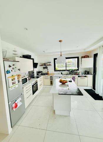Découvrez cette magnifique maison contemporaine de 142 m², construite en 2024, idéalement située sur la commune recherchée de Saint-Erblon, au sein de Rennes Métropole. Un bien aux prestations soignées, pensé pour offrir confort, luminosité et qualité de vie au quotidien.

Implantée sur une parcelle de 401 m² dans un environnement calme et résidentiel, cette maison séduit dès l’entrée par ses beaux volumes et sa luminosité exceptionnelle.

Au rez-de-chaussée, vous profiterez d’une vaste pièce de vie de plus de 55 m² baignée de lumière grâce à ses larges ouvertures sur l’extérieur, avec une cuisine ouverte idéale pour partager des moments conviviaux. Une suite parentale avec dressing et salle d’eau privative complète ce niveau, ainsi qu’une buanderie pratique et des WC indépendants.

À l’étage, une belle mezzanine dessert trois chambres confortables, dont plusieurs avec accès à une terrasse privative. Vous y trouverez également une grande salle de bains équipée d’une baignoire et d’une douche à l’italienne, ainsi qu’un second WC séparé.

Les atouts qui font la différence :
• Construction récente (2024), aucun travaux à prévoir
• Jardin exposé plein sud
• Grande terrasse idéale pour recevoir famille et amis
• Garage attenant
• Suite parentale au rez-de-chaussée
• Excellente performance énergétique (DPE A)

Un emplacement privilégié avec toutes les commodités à proximité immédiate : écoles, collège, commerces et transports STAR facilitant vos déplacements vers Rennes.

Une maison clé en main, aux prestations actuelles et soignées, idéale pour accueillir votre famille dans un cadre de vie privilégié.

À découvrir sans tarder.
