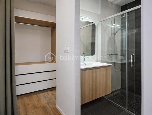 Découvrez cette magnifique maison contemporaine de 142 m², construite en 2024, idéalement située sur la commune recherchée de Saint-Erblon, au sein de Rennes Métropole. Un bien aux prestations soignées, pensé pour offrir confort, luminosité et qualité de vie au quotidien.

Implantée sur une parcelle de 401 m² dans un environnement calme et résidentiel, cette maison séduit dès l’entrée par ses beaux volumes et sa luminosité exceptionnelle.

Au rez-de-chaussée, vous profiterez d’une vaste pièce de vie de plus de 55 m² baignée de lumière grâce à ses larges ouvertures sur l’extérieur, avec une cuisine ouverte idéale pour partager des moments conviviaux. Une suite parentale avec dressing et salle d’eau privative complète ce niveau, ainsi qu’une buanderie pratique et des WC indépendants.

À l’étage, une belle mezzanine dessert trois chambres confortables, dont plusieurs avec accès à une terrasse privative. Vous y trouverez également une grande salle de bains équipée d’une baignoire et d’une douche à l’italienne, ainsi qu’un second WC séparé.

Les atouts qui font la différence :
• Construction récente (2024), aucun travaux à prévoir
• Jardin exposé plein sud
• Grande terrasse idéale pour recevoir famille et amis
• Garage attenant
• Suite parentale au rez-de-chaussée
• Excellente performance énergétique (DPE A)

Un emplacement privilégié avec toutes les commodités à proximité immédiate : écoles, collège, commerces et transports STAR facilitant vos déplacements vers Rennes.

Une maison clé en main, aux prestations actuelles et soignées, idéale pour accueillir votre famille dans un cadre de vie privilégié.

À découvrir sans tarder.