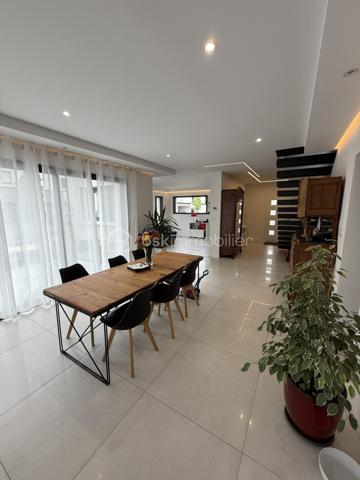 Découvrez cette magnifique maison contemporaine de 142 m², construite en 2024, idéalement située sur la commune recherchée de Saint-Erblon, au sein de Rennes Métropole. Un bien aux prestations soignées, pensé pour offrir confort, luminosité et qualité de vie au quotidien.

Implantée sur une parcelle de 401 m² dans un environnement calme et résidentiel, cette maison séduit dès l’entrée par ses beaux volumes et sa luminosité exceptionnelle.

Au rez-de-chaussée, vous profiterez d’une vaste pièce de vie de plus de 55 m² baignée de lumière grâce à ses larges ouvertures sur l’extérieur, avec une cuisine ouverte idéale pour partager des moments conviviaux. Une suite parentale avec dressing et salle d’eau privative complète ce niveau, ainsi qu’une buanderie pratique et des WC indépendants.

À l’étage, une belle mezzanine dessert trois chambres confortables, dont plusieurs avec accès à une terrasse privative. Vous y trouverez également une grande salle de bains équipée d’une baignoire et d’une douche à l’italienne, ainsi qu’un second WC séparé.

Les atouts qui font la différence :
• Construction récente (2024), aucun travaux à prévoir
• Jardin exposé plein sud
• Grande terrasse idéale pour recevoir famille et amis
• Garage attenant
• Suite parentale au rez-de-chaussée
• Excellente performance énergétique (DPE A)

Un emplacement privilégié avec toutes les commodités à proximité immédiate : écoles, collège, commerces et transports STAR facilitant vos déplacements vers Rennes.

Une maison clé en main, aux prestations actuelles et soignées, idéale pour accueillir votre famille dans un cadre de vie privilégié.

À découvrir sans tarder.