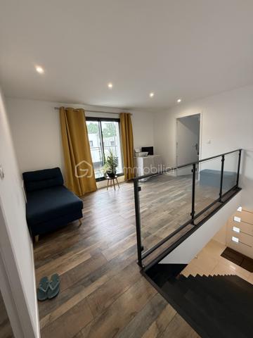 Découvrez cette magnifique maison contemporaine de 142 m², construite en 2024, idéalement située sur la commune recherchée de Saint-Erblon, au sein de Rennes Métropole. Un bien aux prestations soignées, pensé pour offrir confort, luminosité et qualité de vie au quotidien.

Implantée sur une parcelle de 401 m² dans un environnement calme et résidentiel, cette maison séduit dès l’entrée par ses beaux volumes et sa luminosité exceptionnelle.

Au rez-de-chaussée, vous profiterez d’une vaste pièce de vie de plus de 55 m² baignée de lumière grâce à ses larges ouvertures sur l’extérieur, avec une cuisine ouverte idéale pour partager des moments conviviaux. Une suite parentale avec dressing et salle d’eau privative complète ce niveau, ainsi qu’une buanderie pratique et des WC indépendants.

À l’étage, une belle mezzanine dessert trois chambres confortables, dont plusieurs avec accès à une terrasse privative. Vous y trouverez également une grande salle de bains équipée d’une baignoire et d’une douche à l’italienne, ainsi qu’un second WC séparé.

Les atouts qui font la différence :
• Construction récente (2024), aucun travaux à prévoir
• Jardin exposé plein sud
• Grande terrasse idéale pour recevoir famille et amis
• Garage attenant
• Suite parentale au rez-de-chaussée
• Excellente performance énergétique (DPE A)

Un emplacement privilégié avec toutes les commodités à proximité immédiate : écoles, collège, commerces et transports STAR facilitant vos déplacements vers Rennes.

Une maison clé en main, aux prestations actuelles et soignées, idéale pour accueillir votre famille dans un cadre de vie privilégié.

À découvrir sans tarder.