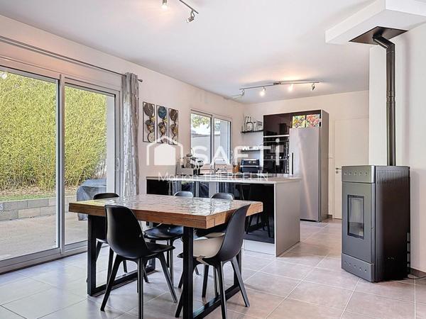 Maison familiale récente de 5 chambres avec garage attenant