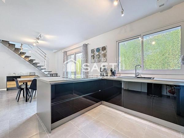 Maison familiale récente de 5 chambres avec garage attenant