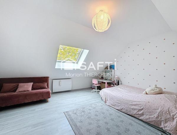 Maison familiale récente de 5 chambres avec garage attenant