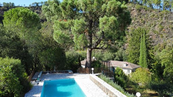 Mas en pierre en Cévennes avec 7ht de terrain garage et piscine vue panoramique