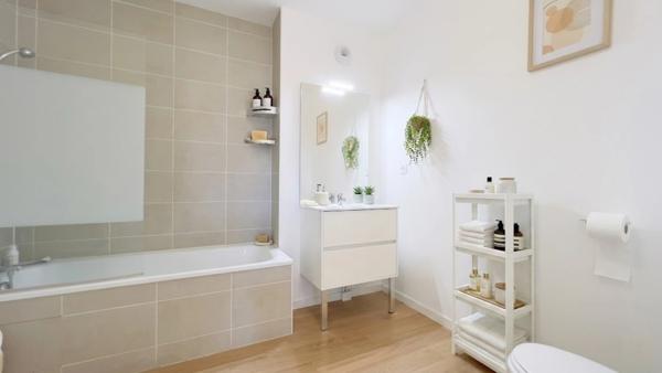 Quimper, quartier Kerfeunteun – Appartement de type 2 situé au dernier étage, d’une surface habitable de 46 m² – Terrasse – Parking en sous-sol.