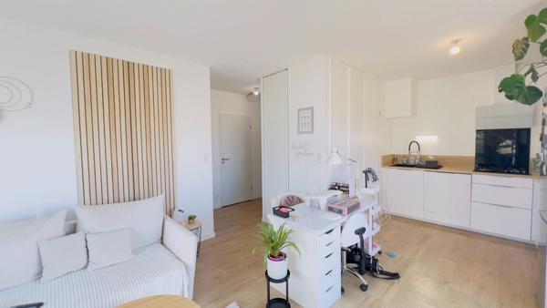 Quimper, quartier Kerfeunteun – Appartement de type 2 situé au dernier étage, d’une surface habitable de 46 m² – Terrasse – Parking en sous-sol.