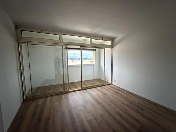 STUDIO AVEC CUISINE EQUIPEE- ASCENSEUR- - CLIMATISATION - EAU INCLUS DANS LES CHARGES