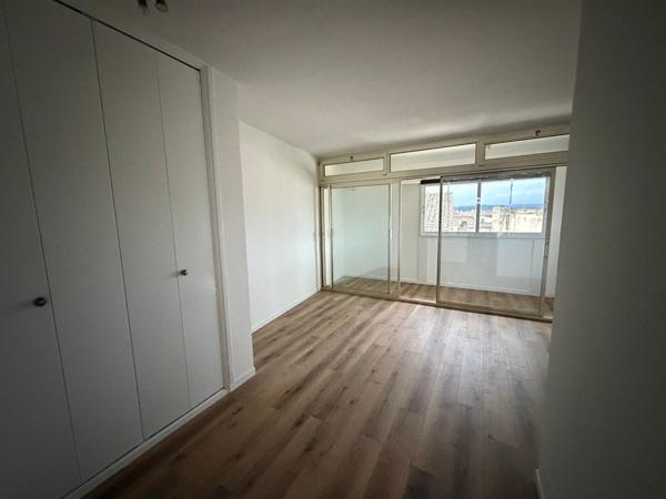 STUDIO AVEC CUISINE EQUIPEE- ASCENSEUR- - CLIMATISATION - EAU INCLUS DANS LES CHARGES