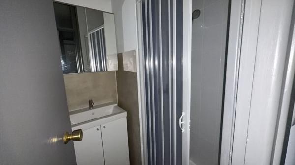 STUDIO AVEC CUISINE EQUIPEE- ASCENSEUR- - CLIMATISATION - EAU INCLUS DANS LES CHARGES