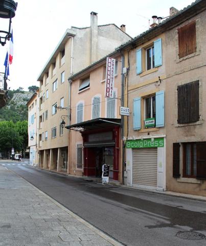 STUDIO AVEC CUISINE EQUIPEE- ASCENSEUR- - CLIMATISATION - EAU INCLUS DANS LES CHARGES