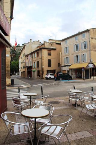 STUDIO AVEC CUISINE EQUIPEE- ASCENSEUR- - CLIMATISATION - EAU INCLUS DANS LES CHARGES