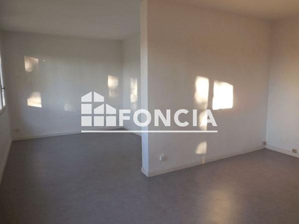 Location Appartement 5 pièces 84.1 m² - RUE VICTOR HUGO Pierrelatte 26700