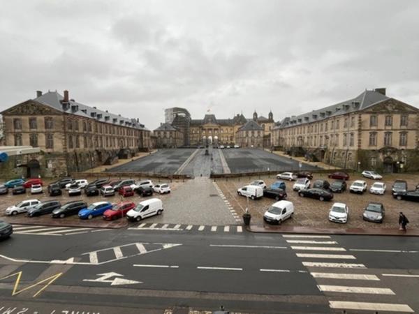 APPARTEMENT BOURGEOIS AVEC VUE DIRECT SUR LE CHATEAU !!!