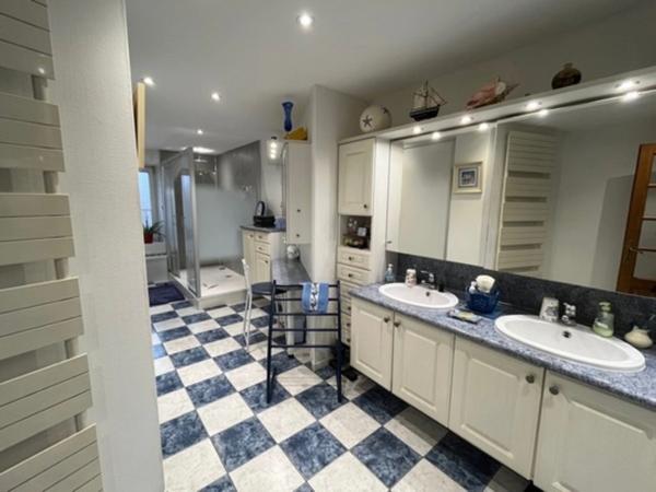 APPARTEMENT BOURGEOIS AVEC VUE DIRECT SUR LE CHATEAU !!!