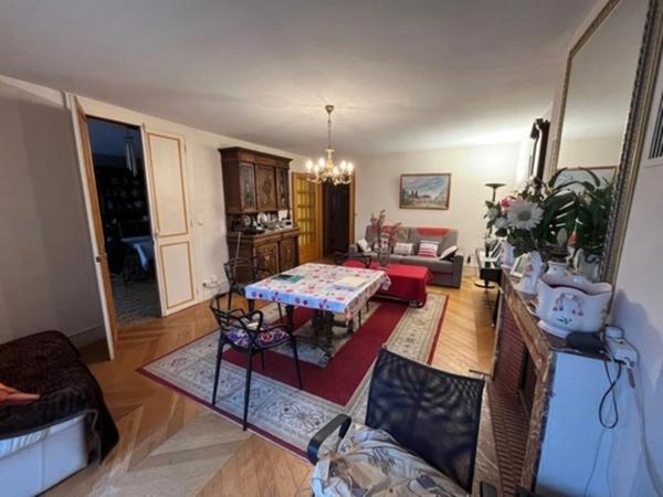 APPARTEMENT BOURGEOIS AVEC VUE DIRECT SUR LE CHATEAU !!!