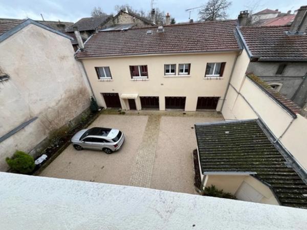APPARTEMENT BOURGEOIS AVEC VUE DIRECT SUR LE CHATEAU !!!