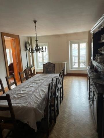 APPARTEMENT BOURGEOIS AVEC VUE DIRECT SUR LE CHATEAU !!!