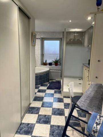 APPARTEMENT BOURGEOIS AVEC VUE DIRECT SUR LE CHATEAU !!!