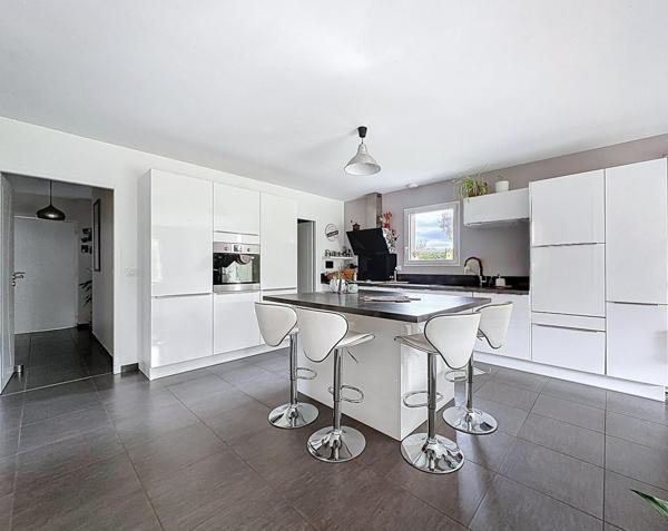 Maison contemporaine proche commerces et commodités