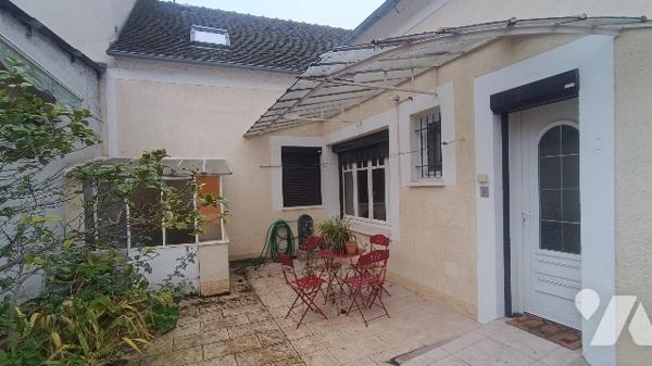 Montargis,  7 mn de la gare, maison de ville 4 PP,  avec accès pour une personne à mobilité réduite.