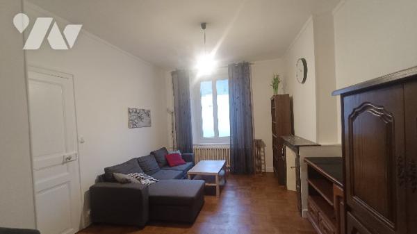 Montargis,  7 mn de la gare, maison de ville 4 PP,  avec accès pour une personne à mobilité réduite.