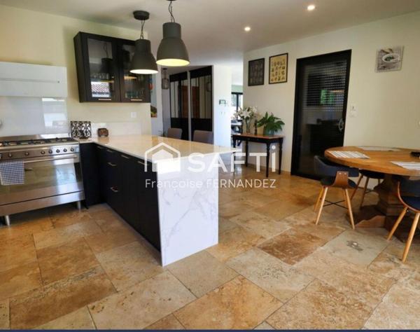 Villa contemporaine de 205 m² avec piscine et maison d'amis