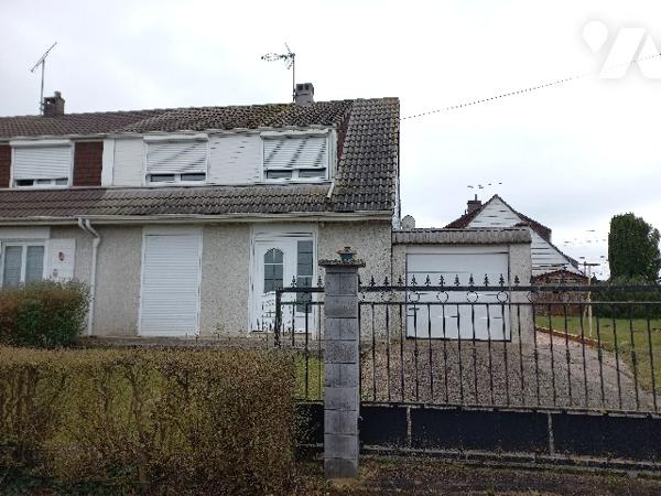 Maison semi-mitoyenne d'environ 112m² idéalement située.