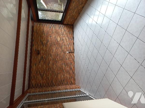 Maison semi-mitoyenne d'environ 112m² idéalement située.