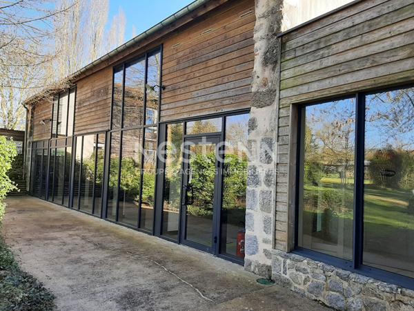 Ensemble immobilier de plus de 600m² dans un cadre paisible sur Nueil Les Aubiers