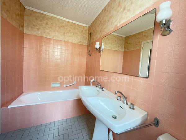 Concarneau : Maison de ville avec garage, petit extérieur, 3 chambres.