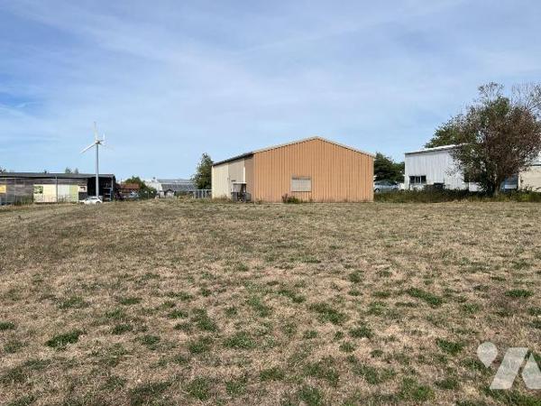 À VENDRE - LOCAL PROFESSIONNEL / ENTREPÔT À MAGNY (89200) :
Situé dans une zone d'activités à ...