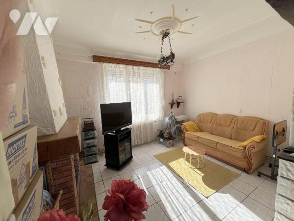 Notre Service Immobilier vous propose cette maison de ville à rénover située à Saint-Martin.
T...